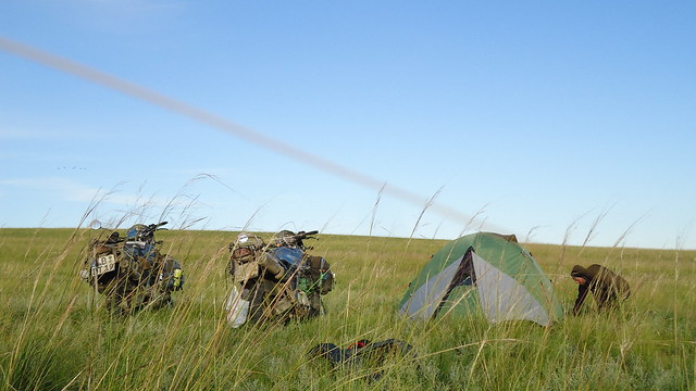 Zelten in der endlosen Mongolischen Steppe