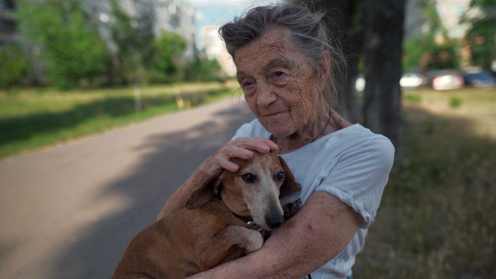 4Pfoten-Urlaub ältere Frau mit älterem Hund
